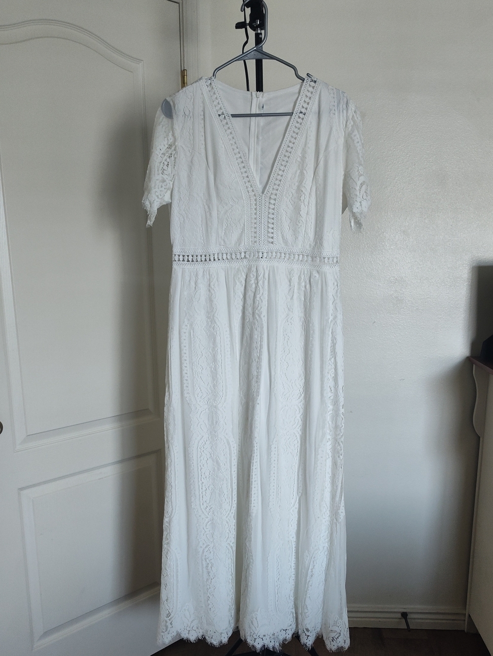 Elegant White Lace V-Neck Maxi Dress